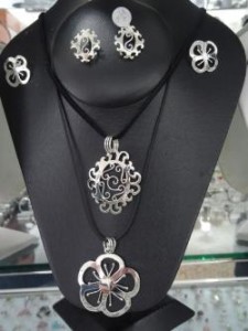 Collares de plata hechos en Taxco Guerrero.